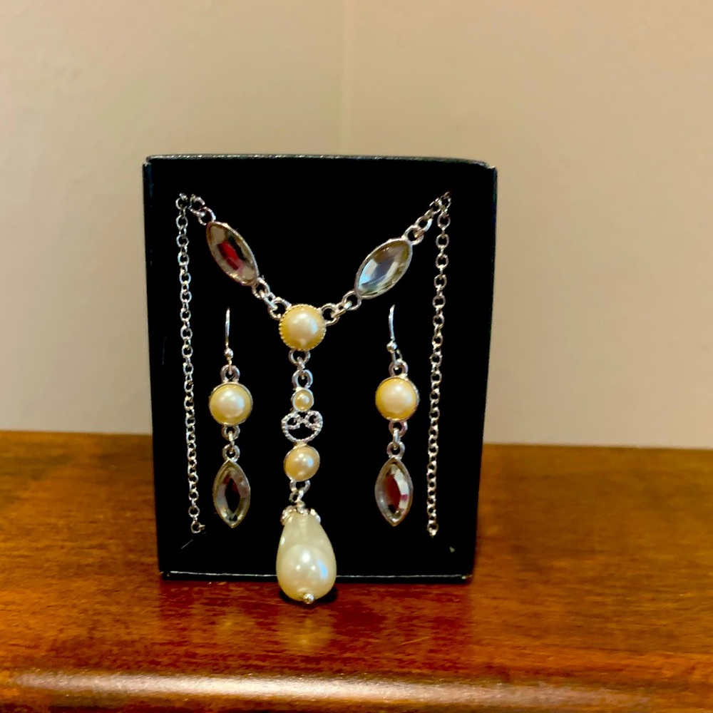 Avon pearlesque touches necklace and earring set in box circa 2014 non smoking